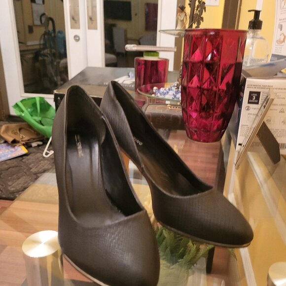 Dressed Shoes - Picture 2 of 3